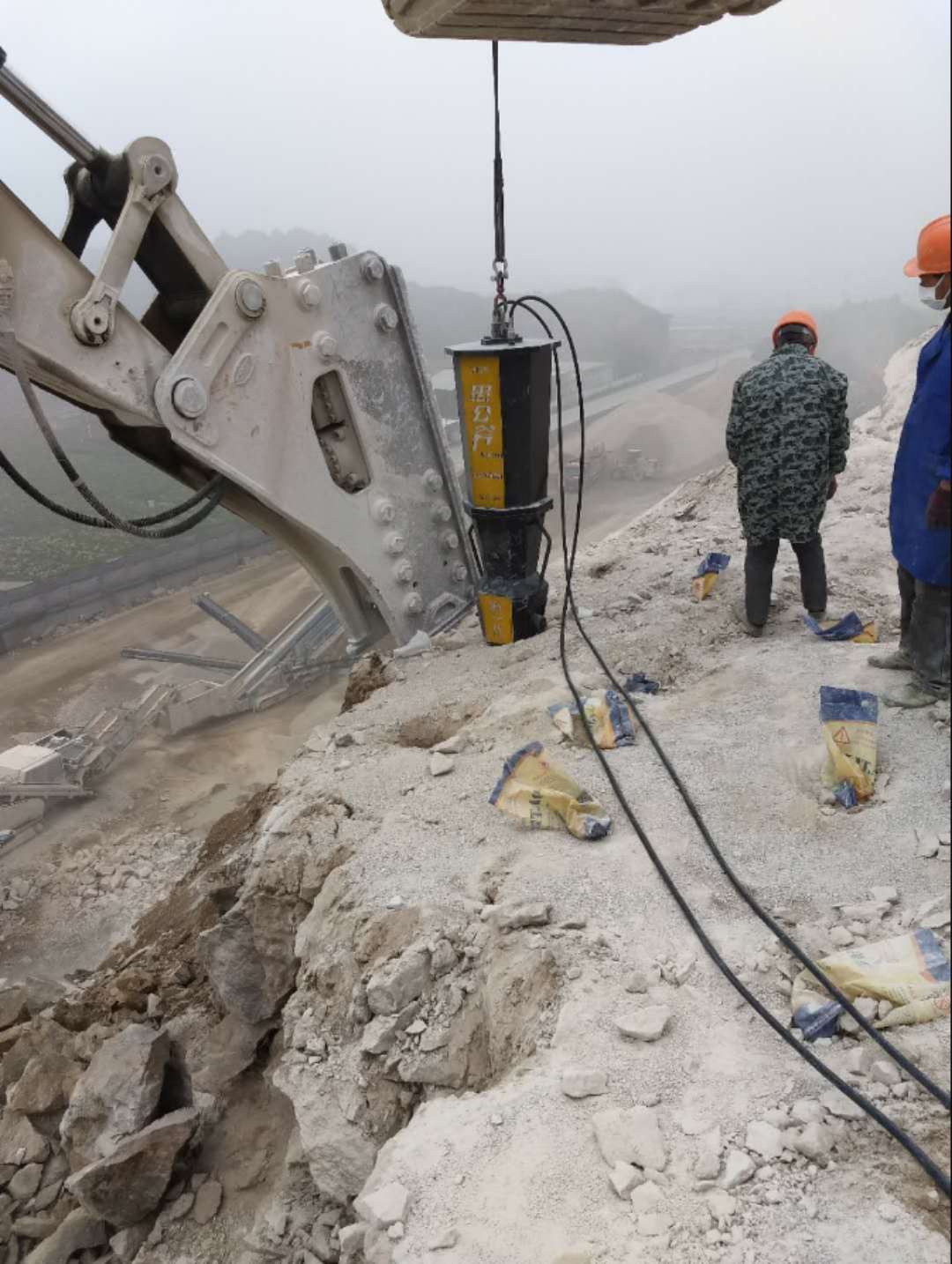 代替膨胀水泥液压破石机器吉林柳河包安装调试