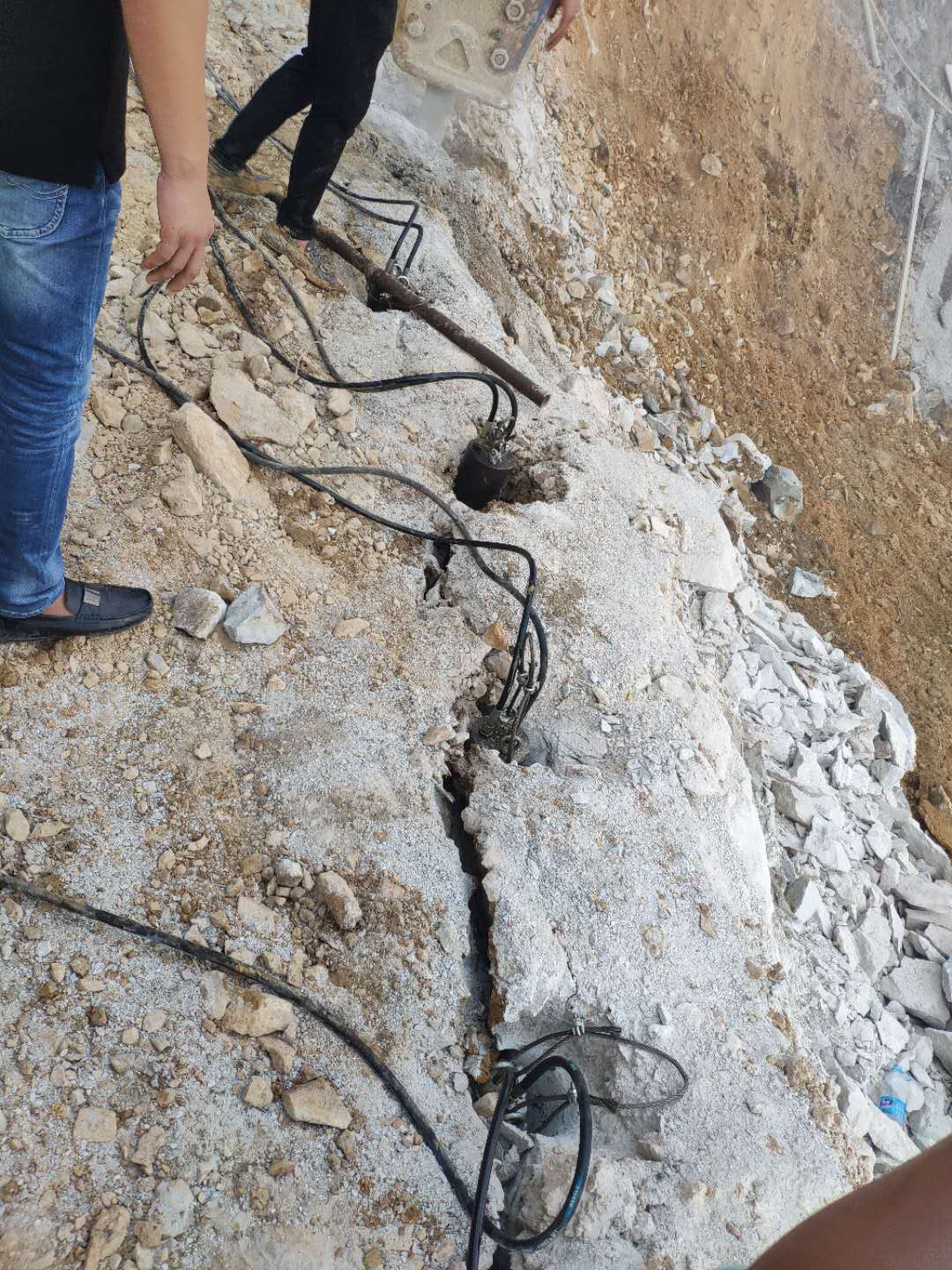 开挖石头做地下室机器劈裂棒方案西藏康马价格报价