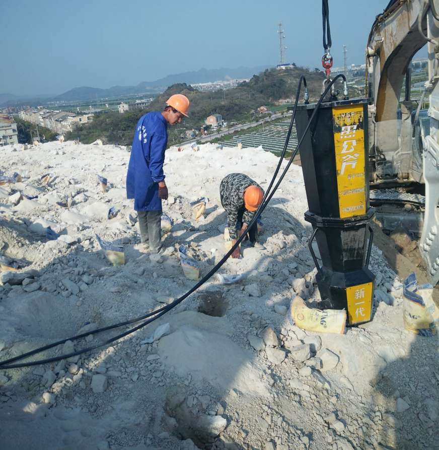 沟槽开挖石方清理河道石头开采裂岩机江苏清河区制造厂家