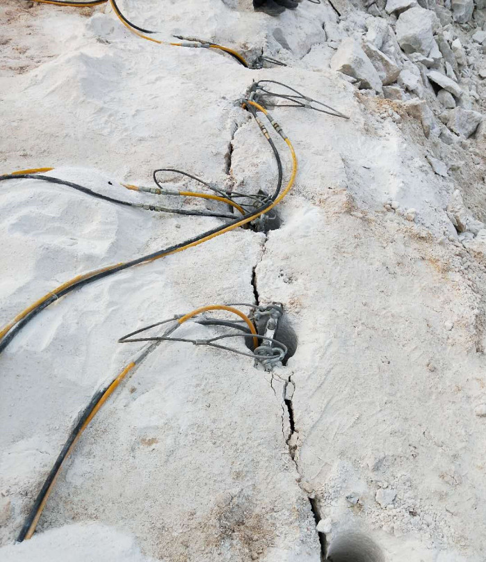 岩石劈裂机开采石头效果如何安徽郊区一个班产量