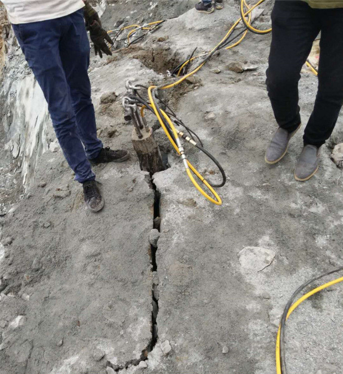 开挖石头做地下室机器劈裂棒方案贵州雷山包安装调试