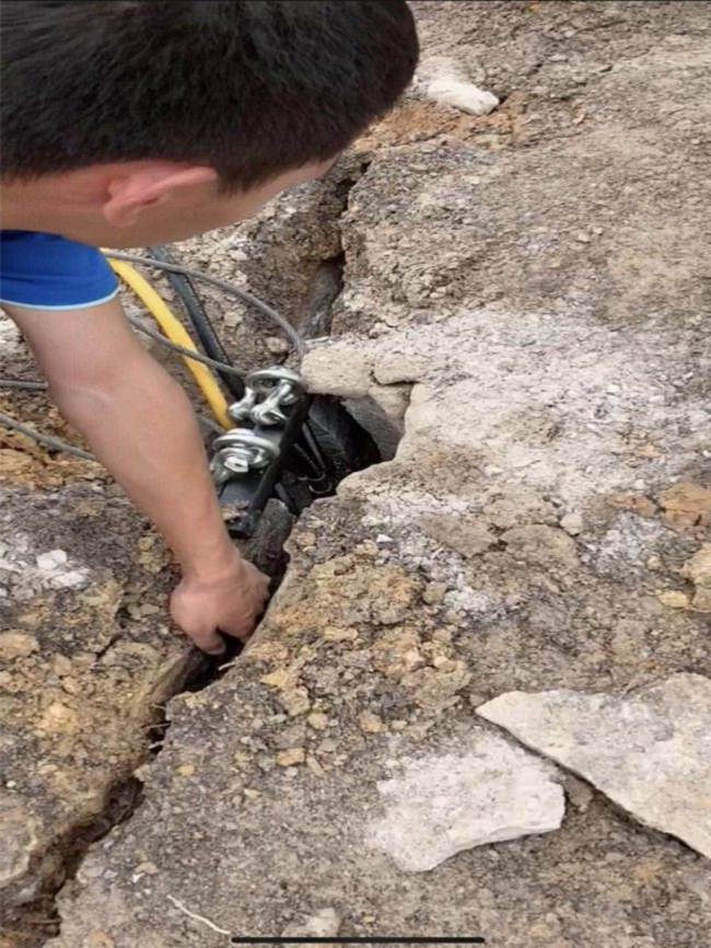 西藏班戈石方工程开采破拆撑石机