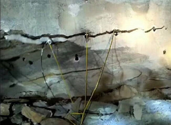 新疆达坂城区深坑基础破石头挖机打不动用破石机视频效果
