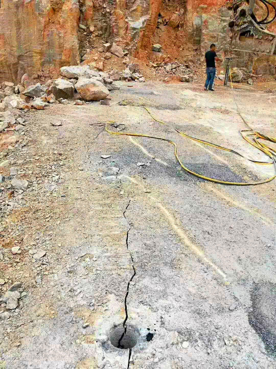 湖南石鼓区挖河道岩石破拆中风化岩石开挖设备当地代理商