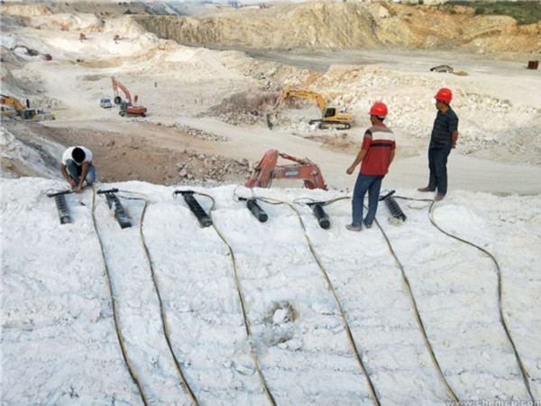新疆特克斯采石场开石头有效率比较高成本低的机械设备吗出租租赁