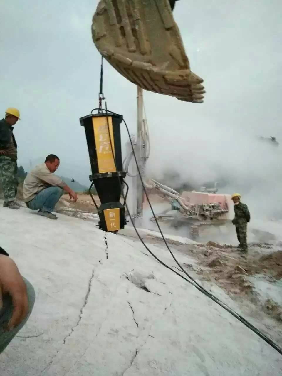 贵州水城挖建地下室破硬石头的机器一天产量