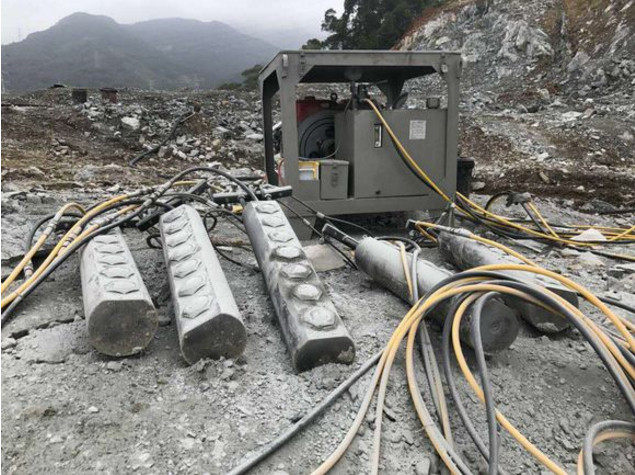 新疆和田矿山开采挖石头分裂机开采石头机器价格报价