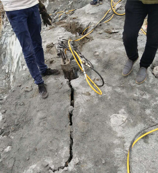 西藏嘉黎挖建地下室破硬石头的机器一天产量