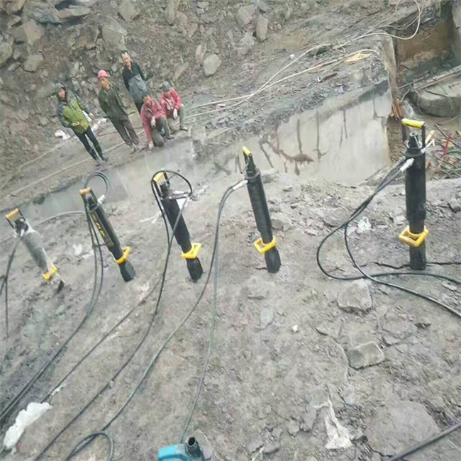 开采挖石头赶工期紧用哪种机器新疆巴音郭楞一个班产量