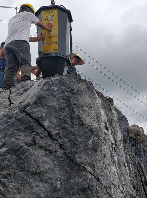 配在挖机上使用的矿山劈石机当地代理商紫云苗族布依族自治