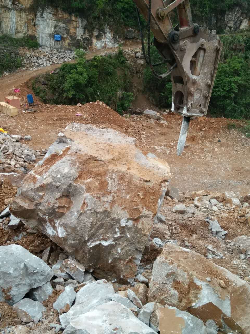 施工程中遇到石头挖机打不动怎么办山东济南价格报价