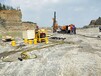 土石方工程路基开挖铝土矿裂岩机视频效果雷波