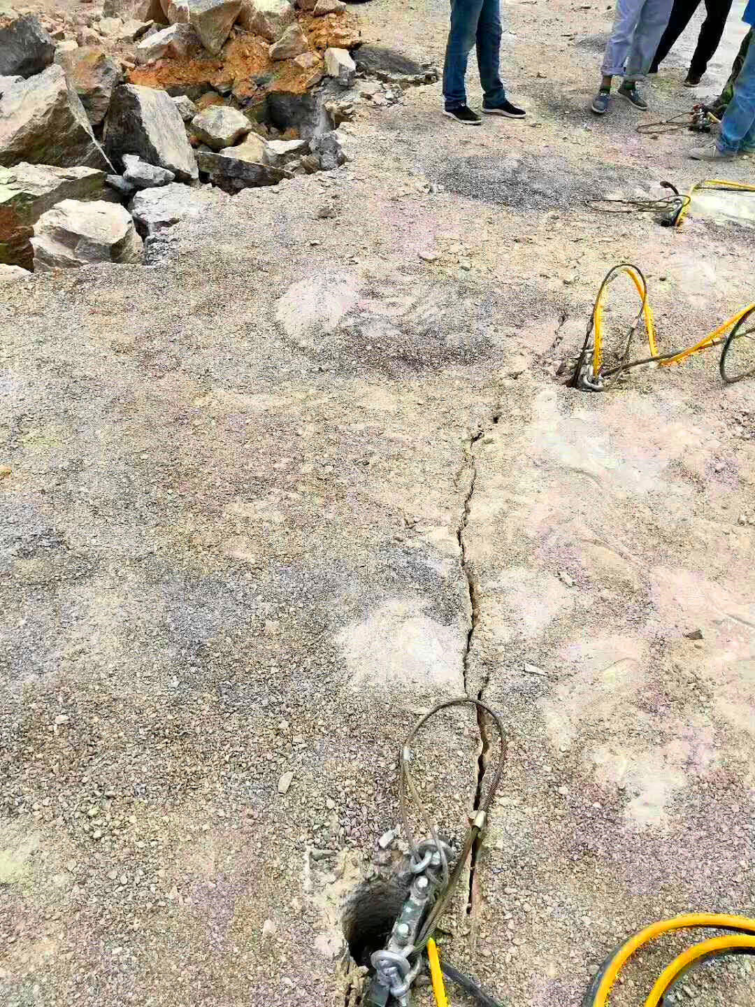 矿山开采硬石头劈裂棒开挖方案视频效果新北区