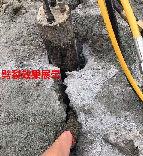 重慶梁平挖地下室破裂花崗巖青石破碎機器當?shù)卮砩涕_石器