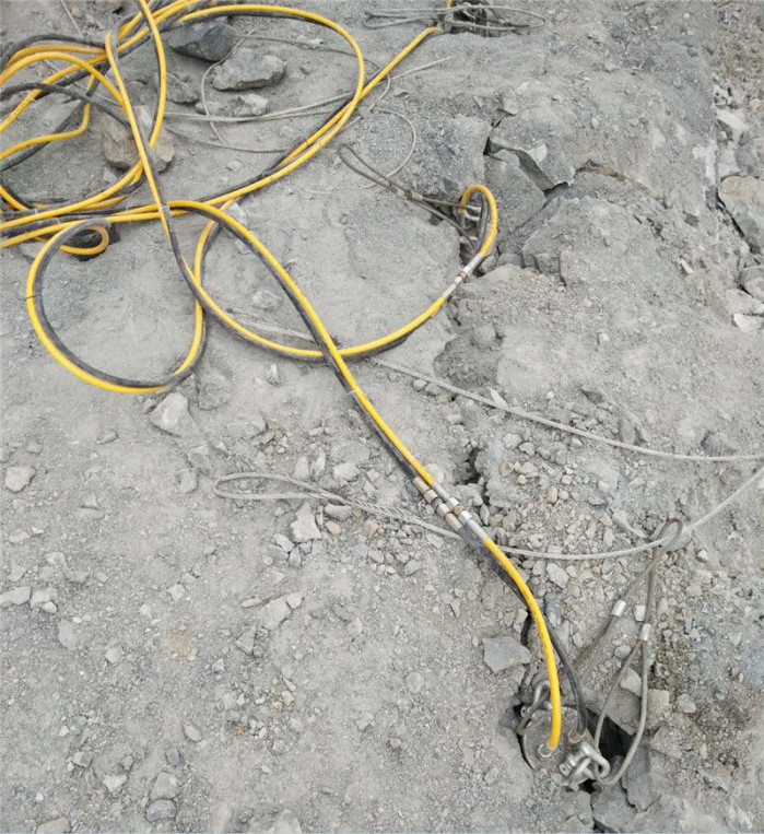 深坑基础破石头挖机打不动用破石机毕节黔西不易损坏
