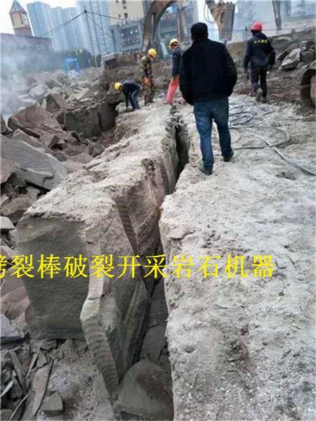 河源紫金礦山開采大型破石頭機(jī)器當(dāng)?shù)卮砩涕_石器