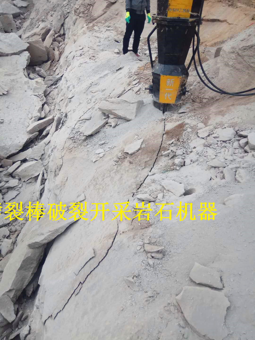 淮安漣水礦山開(kāi)采大型破石頭機(jī)器市場(chǎng)報(bào)價(jià)開(kāi)石機(jī)