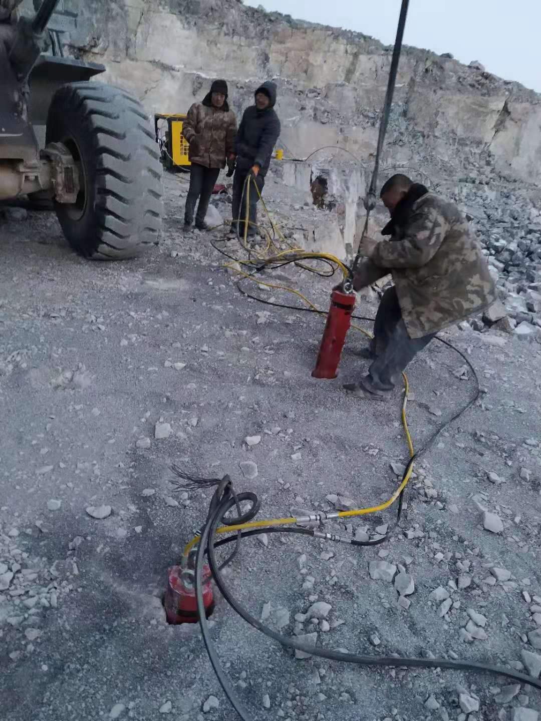 信陽新縣大型破石頭機(jī)器采石機(jī)廠商出售裂石器