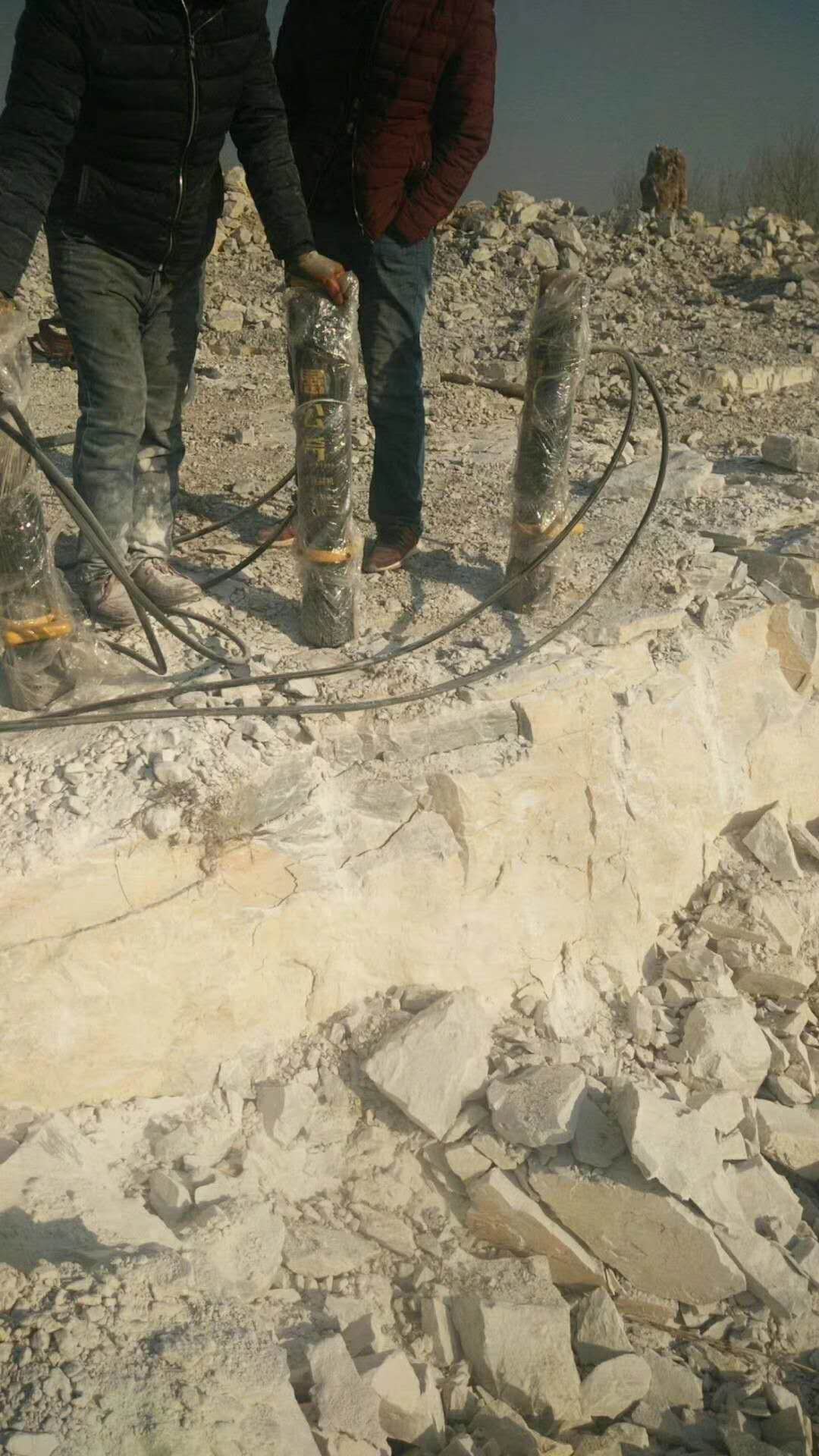 日喀則桑珠孜區(qū)河道擴(kuò)建挖掘破石頭機(jī)器哪家好破石機(jī)