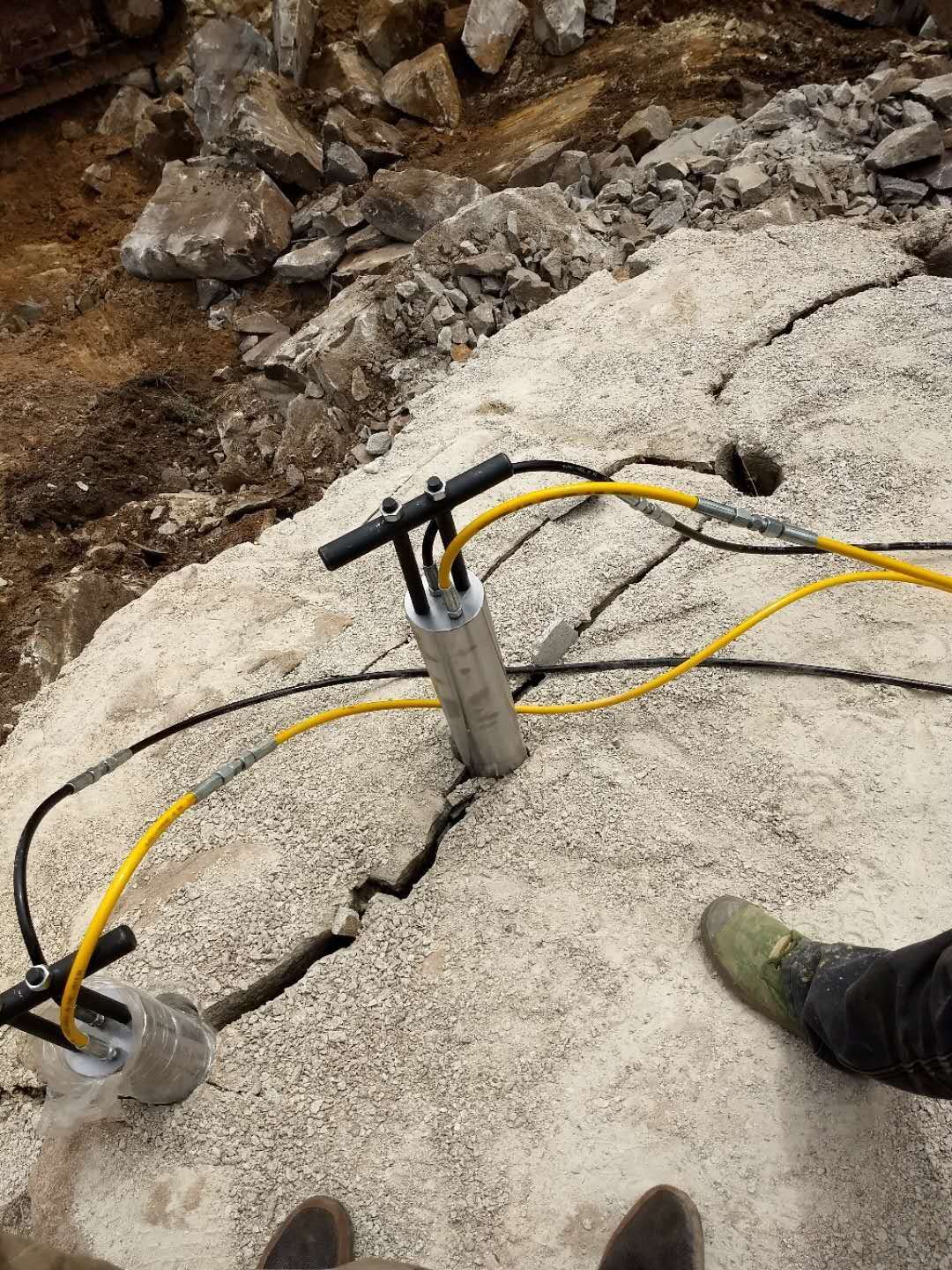 吉林豐滿區(qū)大型巖石劈裂機(jī)多少錢