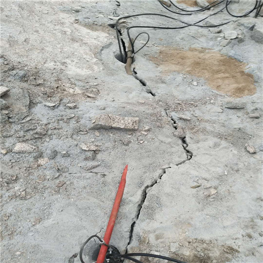 懷化靖州苗族侗族自治搗機(jī)打不動石頭的怎么開采哪家買破石機(jī)