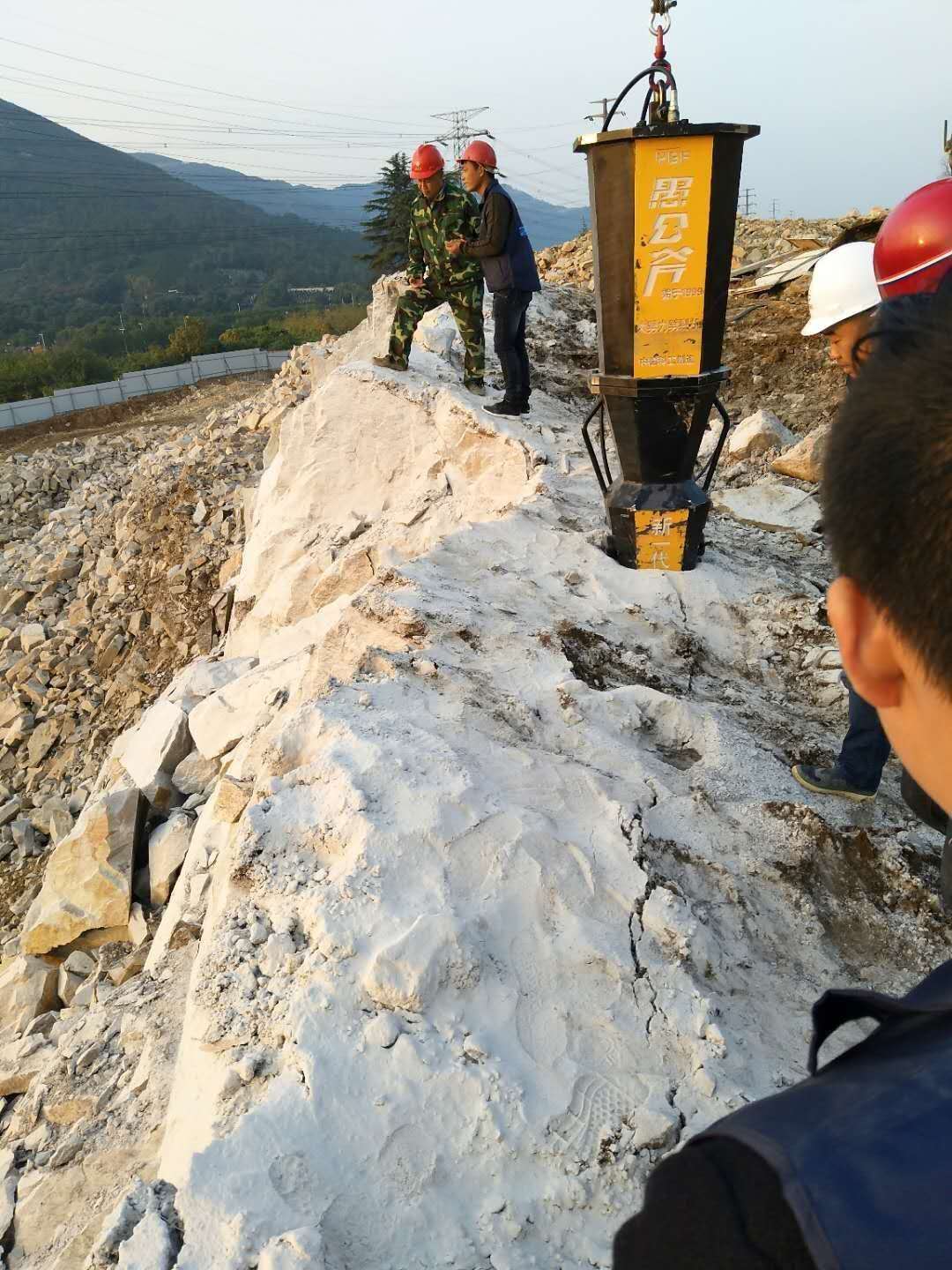 東莞謝崗鎮(zhèn)采石場不用炸藥用什么方法開采石頭找哪家劈裂機
