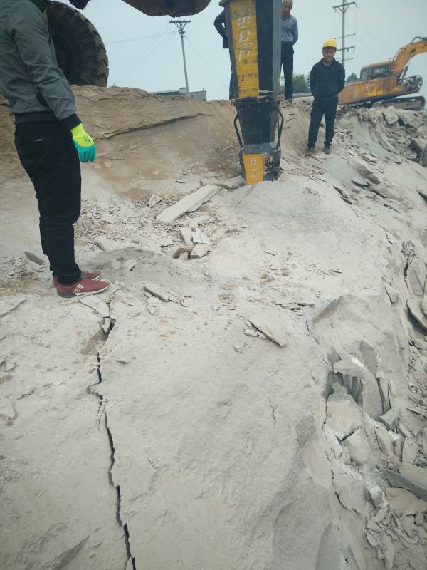 九江共青城市礦山開采無聲靜態(tài)破石頭機器廠家供貨劈裂棒