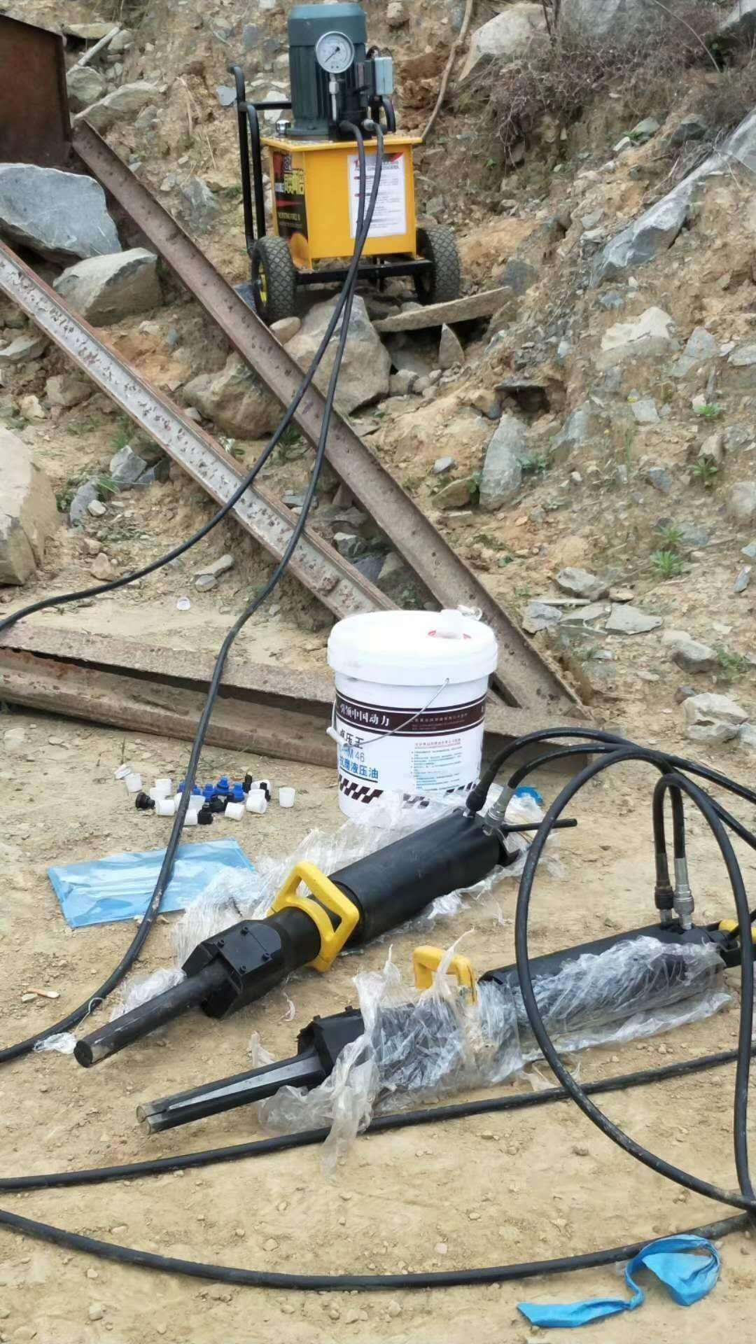 黑龍江綏化液壓劈裂機(jī)劈裂棒哪個廠家的質(zhì)量好產(chǎn)量高呢行情價格分裂機(jī)