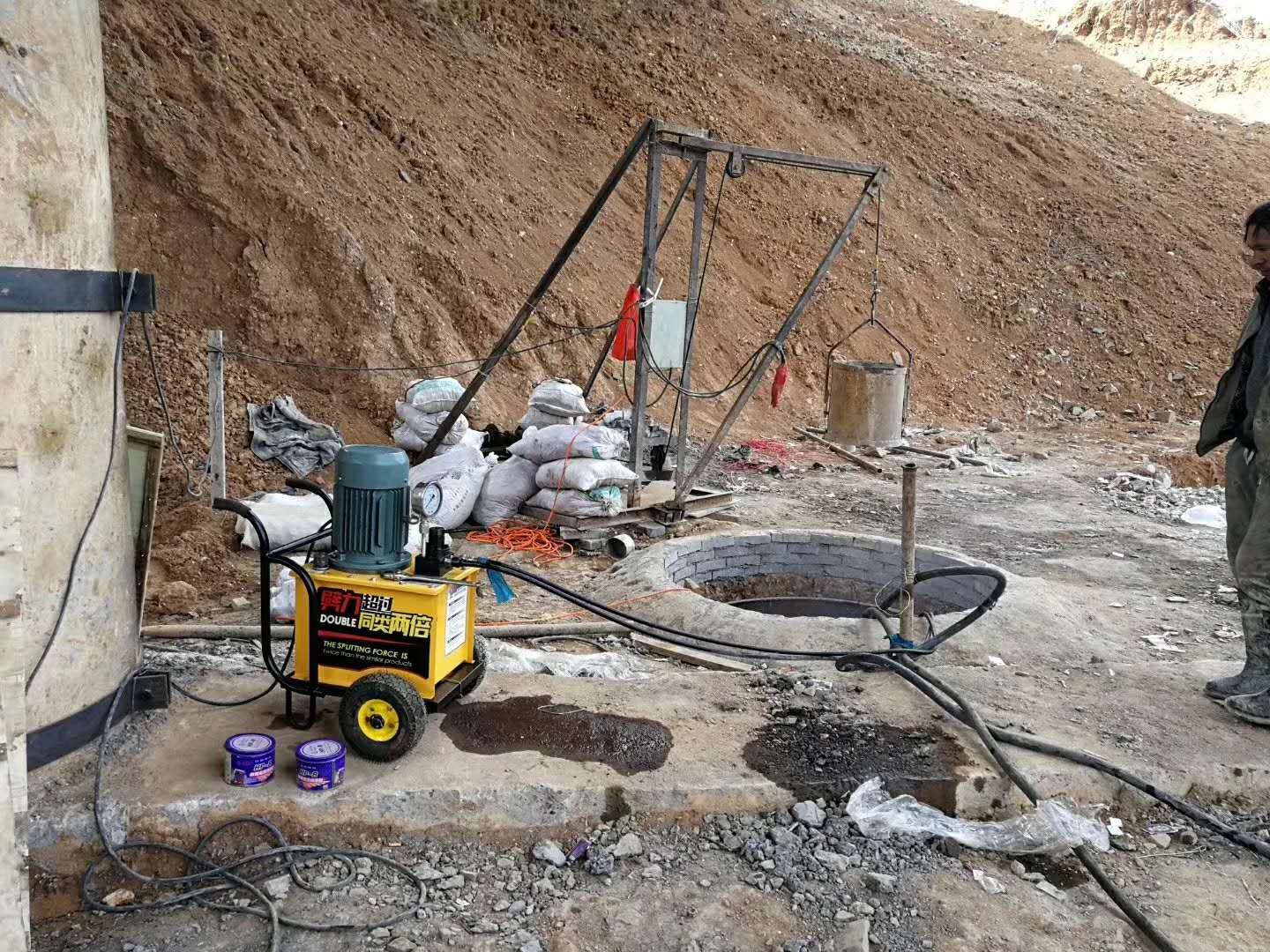 驻马店确山破裂花岗岩挖河道基坑液压劈裂棒不易损坏破石机