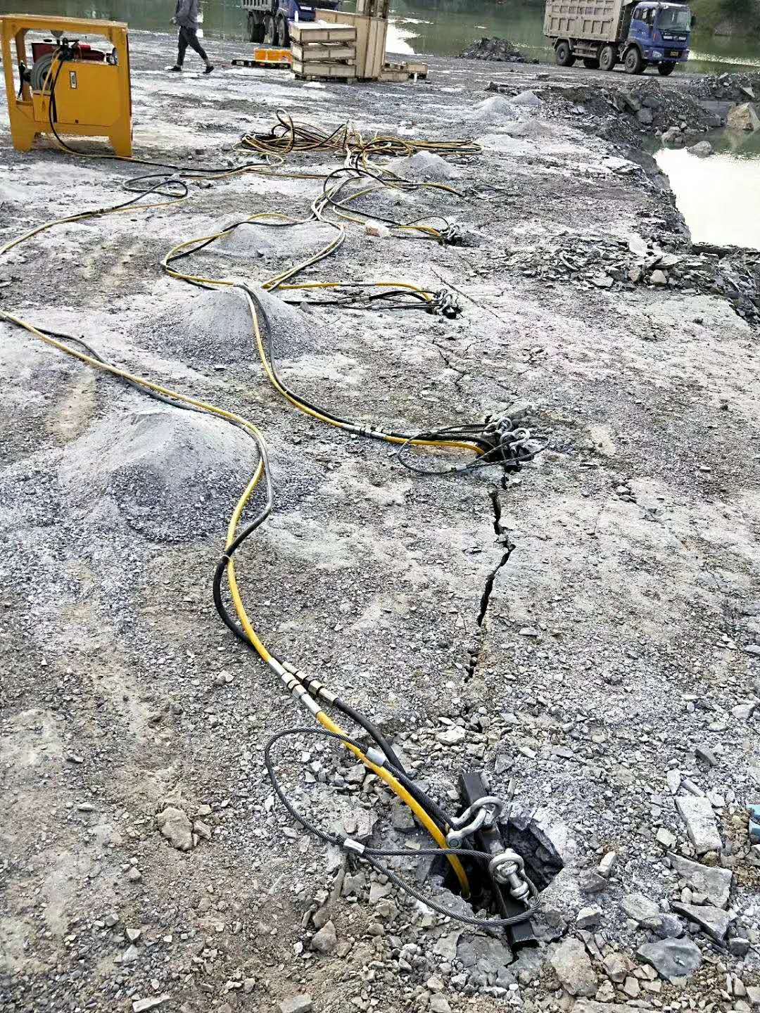 東莞城區(qū)大型巖石劈裂機(jī)多少錢