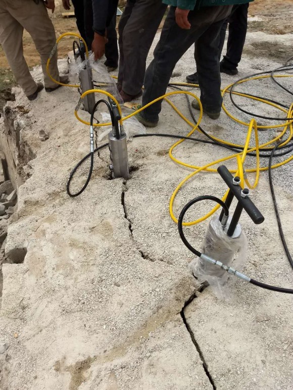 伊犁霍城砂石廠開采石頭液壓劈裂機找哪家劈裂機