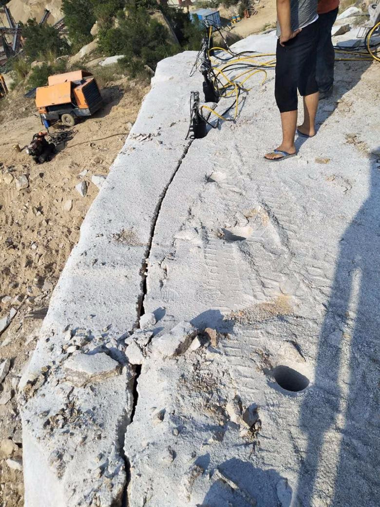 遼陽弓長嶺區(qū)破裂花崗巖挖河道基坑液壓劈裂棒制造廠家開石機
