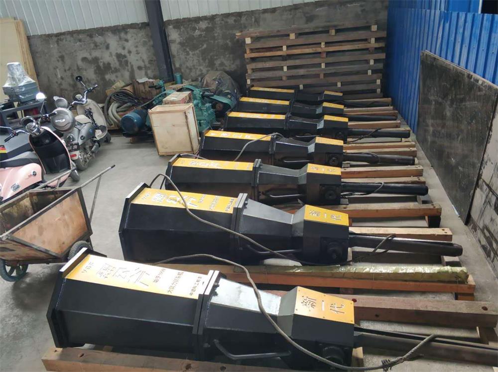 商丘民權(quán)石料廠脹裂石頭150型劈裂棒制造廠家開(kāi)石機(jī)