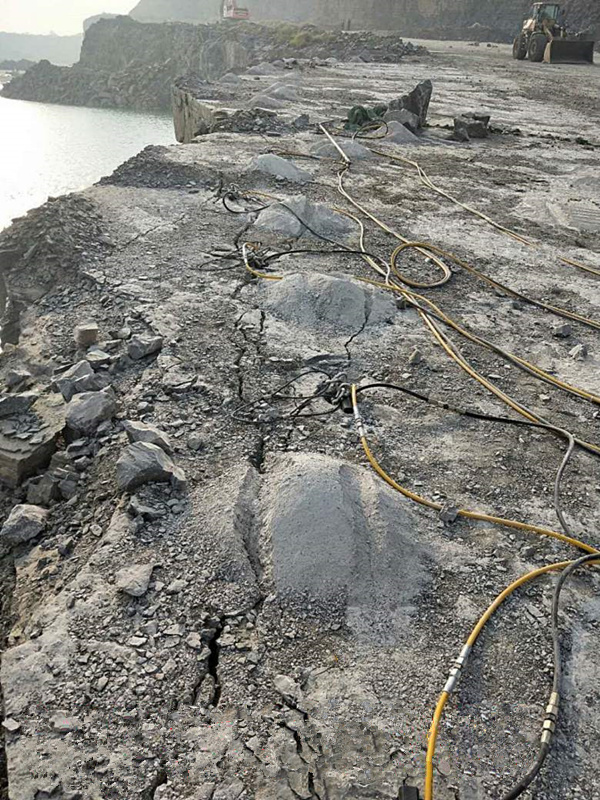 遼寧盤錦挖地下室破裂花崗巖青石破碎機(jī)器廠家批發(fā)開山機(jī)