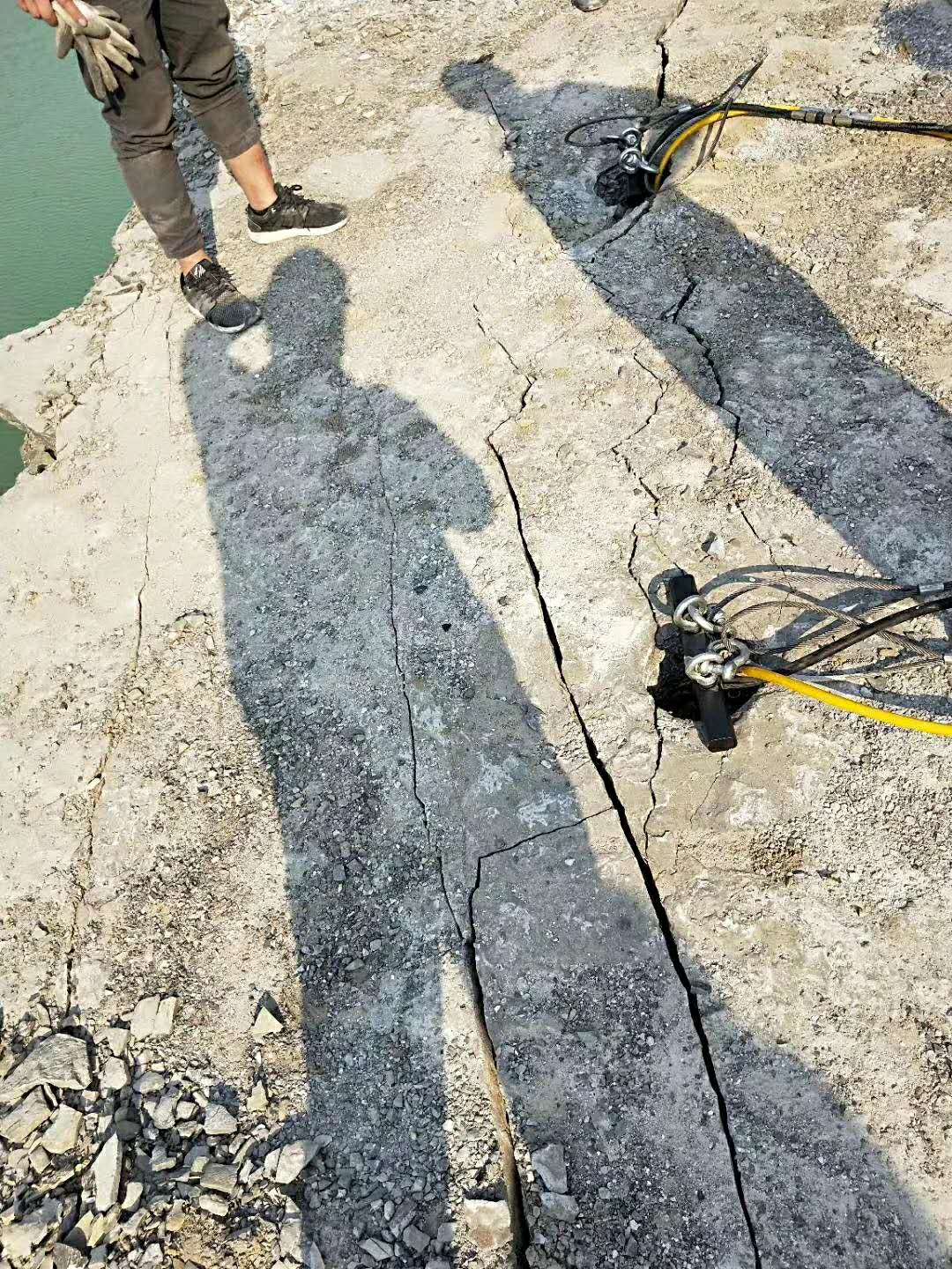 周口商水開采砂石做石子破石頭機器一天產量開山機