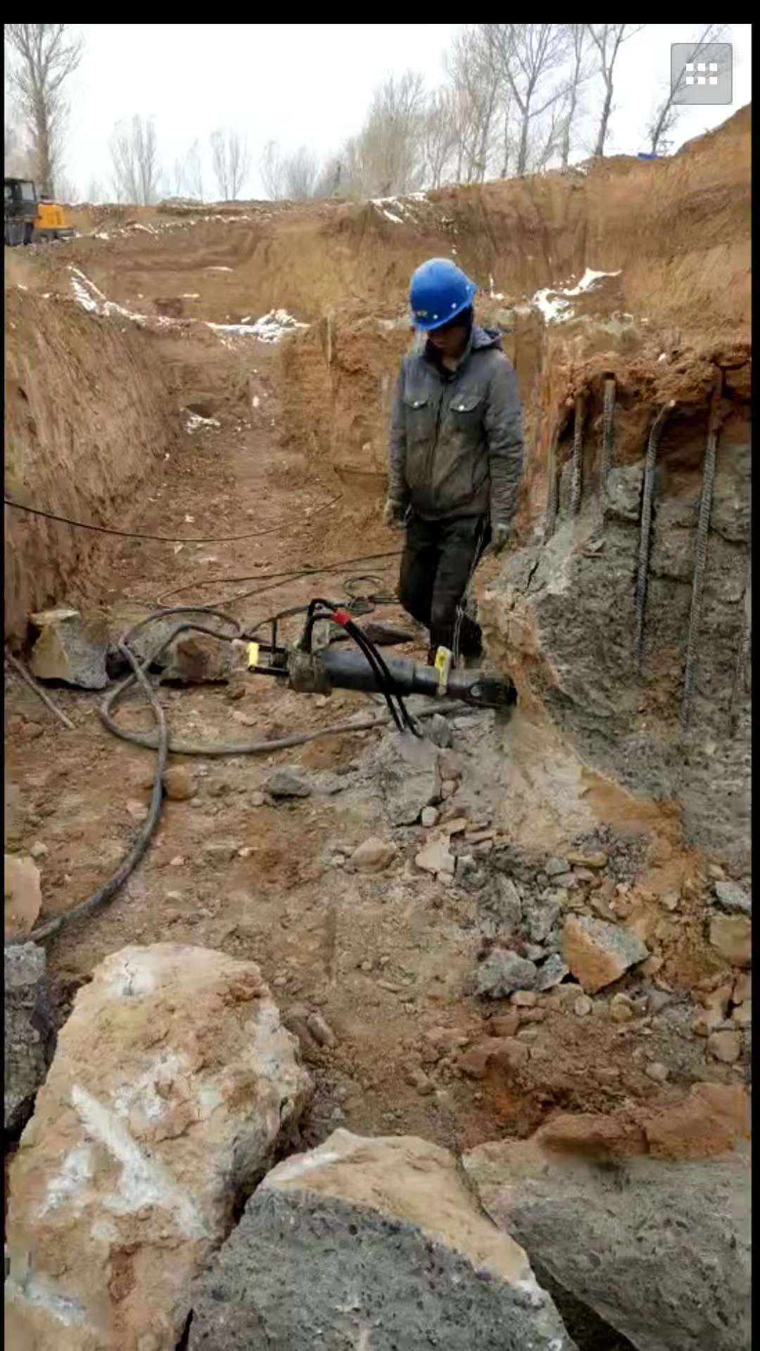 杭州拱墅區(qū)把石頭撐裂的機(jī)器劈石機(jī)廠家供貨劈裂棒