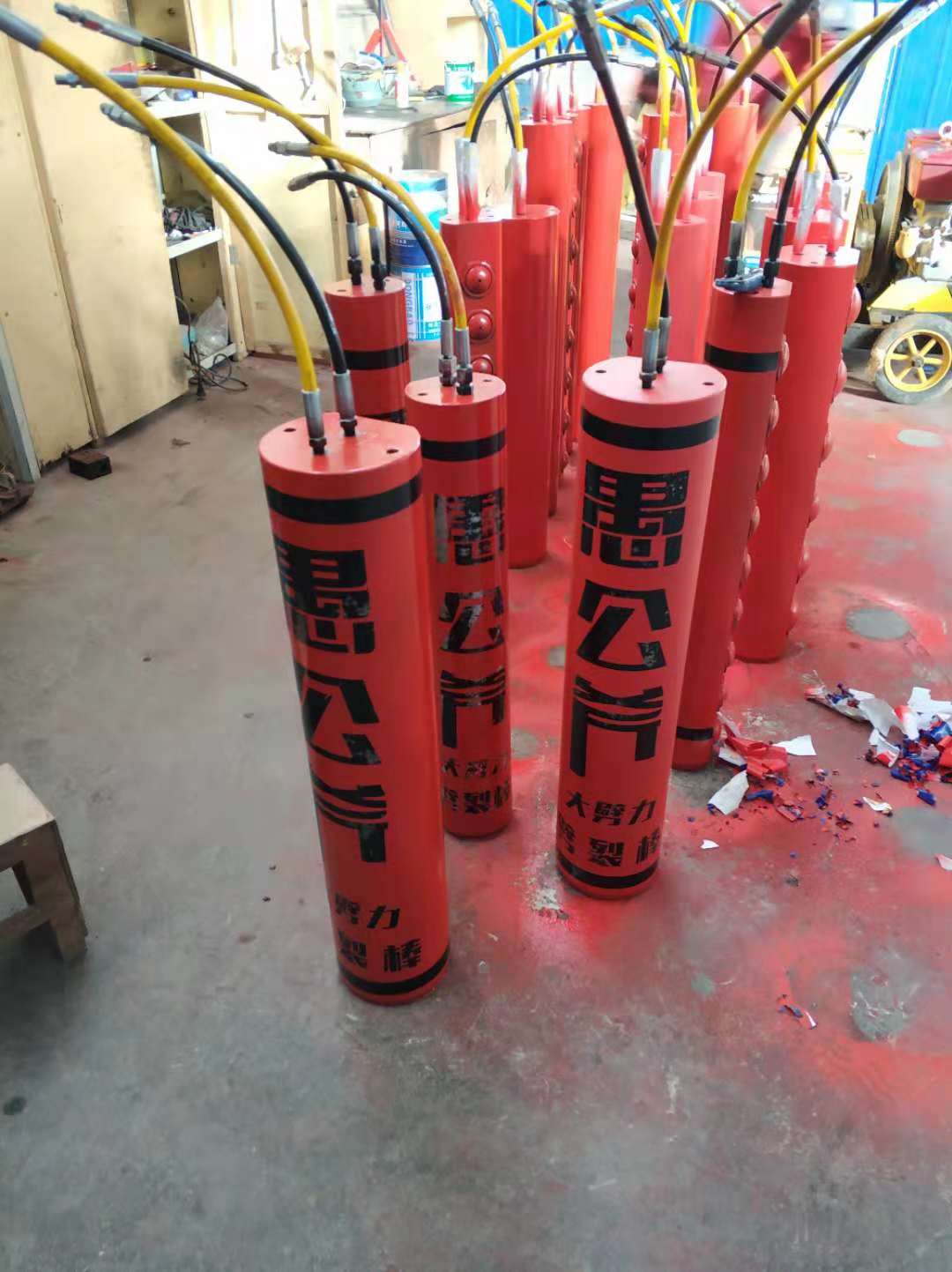 甘南舟曲高速公路修建需要破除硬石頭不能放炮不易損壞破石機(jī)