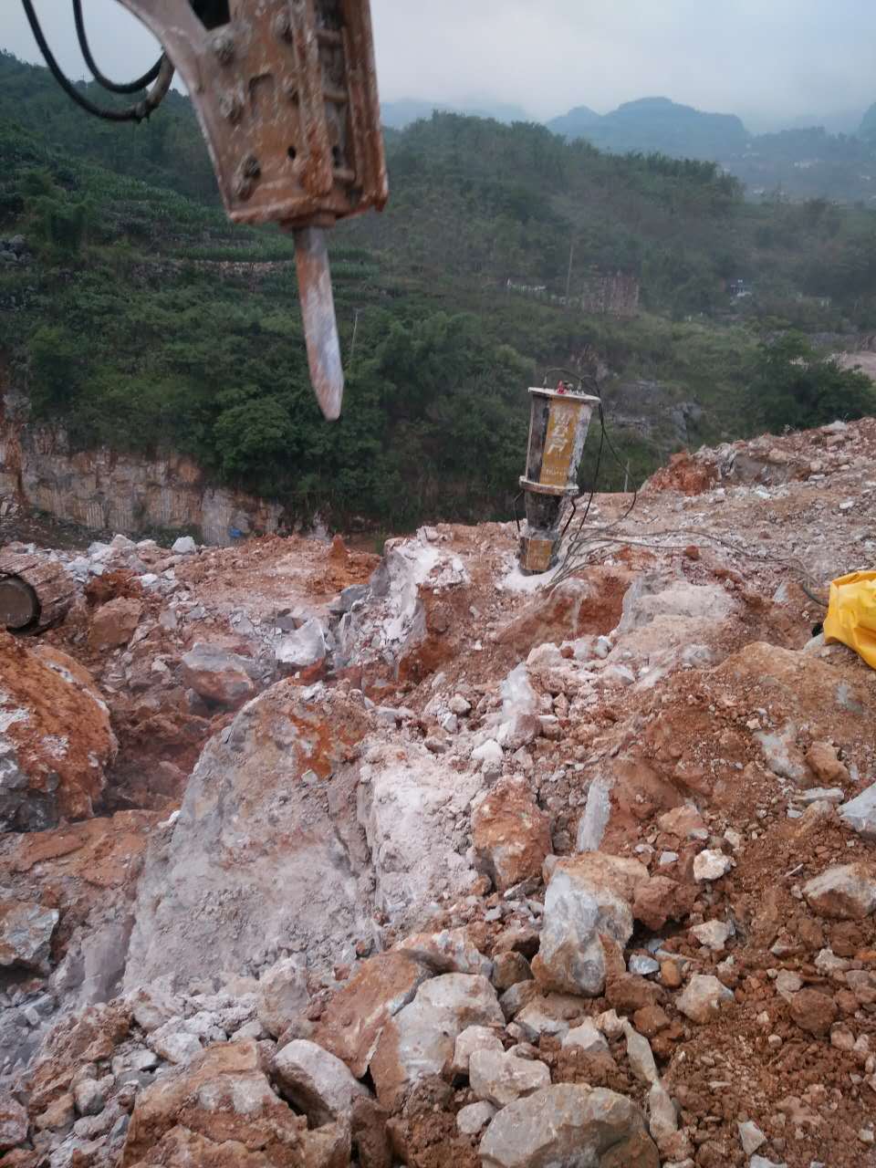 北海鐵山港區(qū)硬石開(kāi)裂開(kāi)山破石機(jī)器劈裂棒