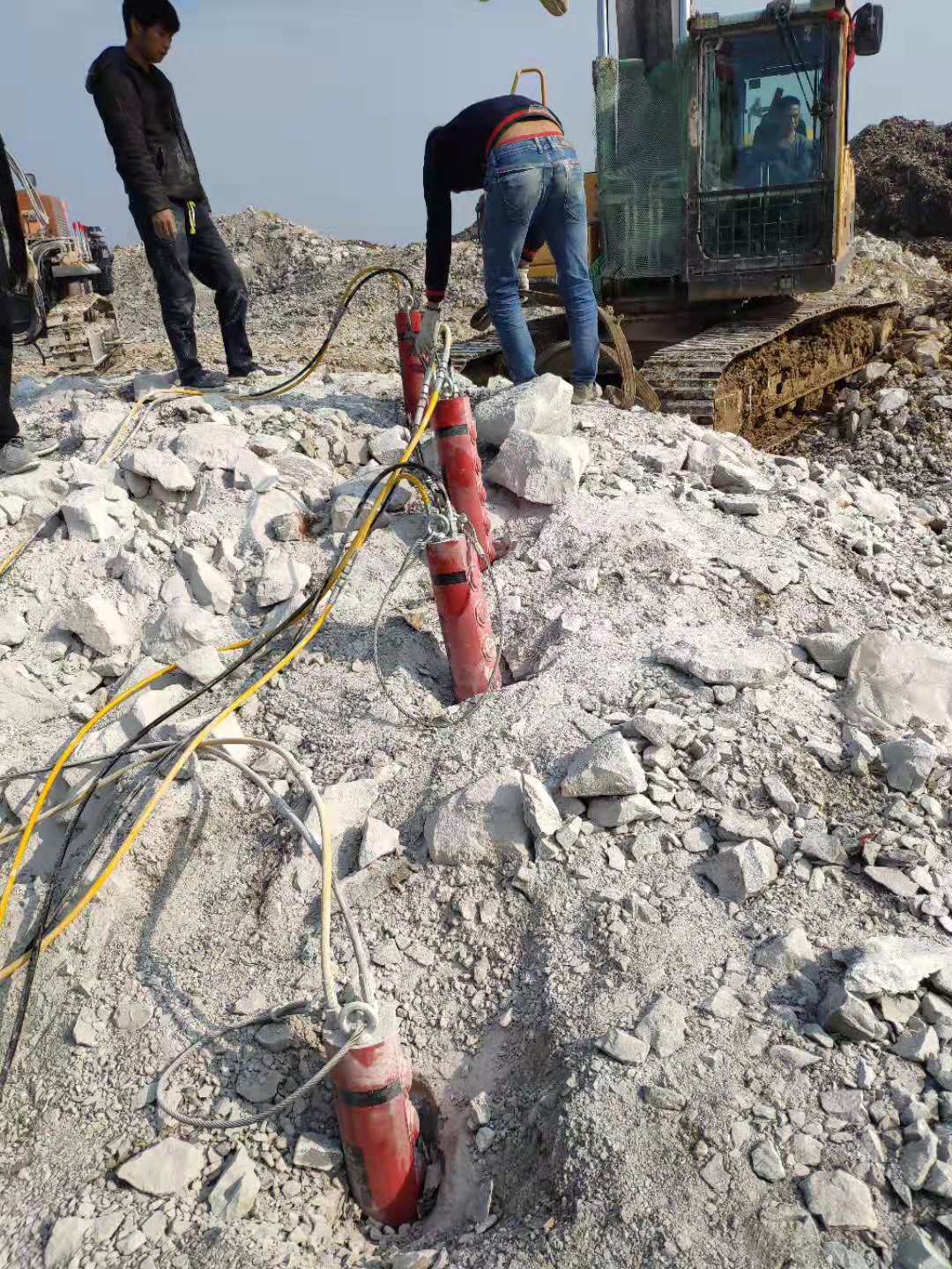 郴州蘇仙區(qū)土石方工程路基開挖石頭機(jī)生產(chǎn)供應(yīng)愚公斧