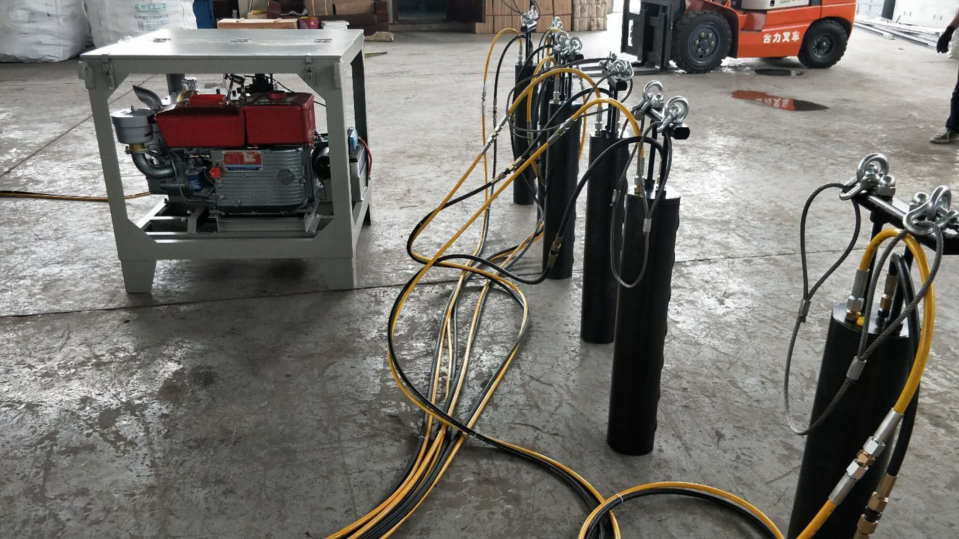 仙桃鄭場鎮(zhèn)挖擋墻基礎破裂石頭機器指導報價劈裂機