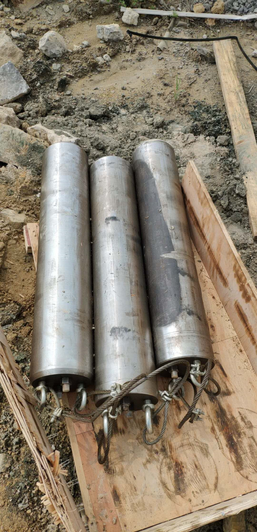 煙臺萊山區(qū)高速公路修建需要破除硬石頭不能放炮包安裝調(diào)試采石器