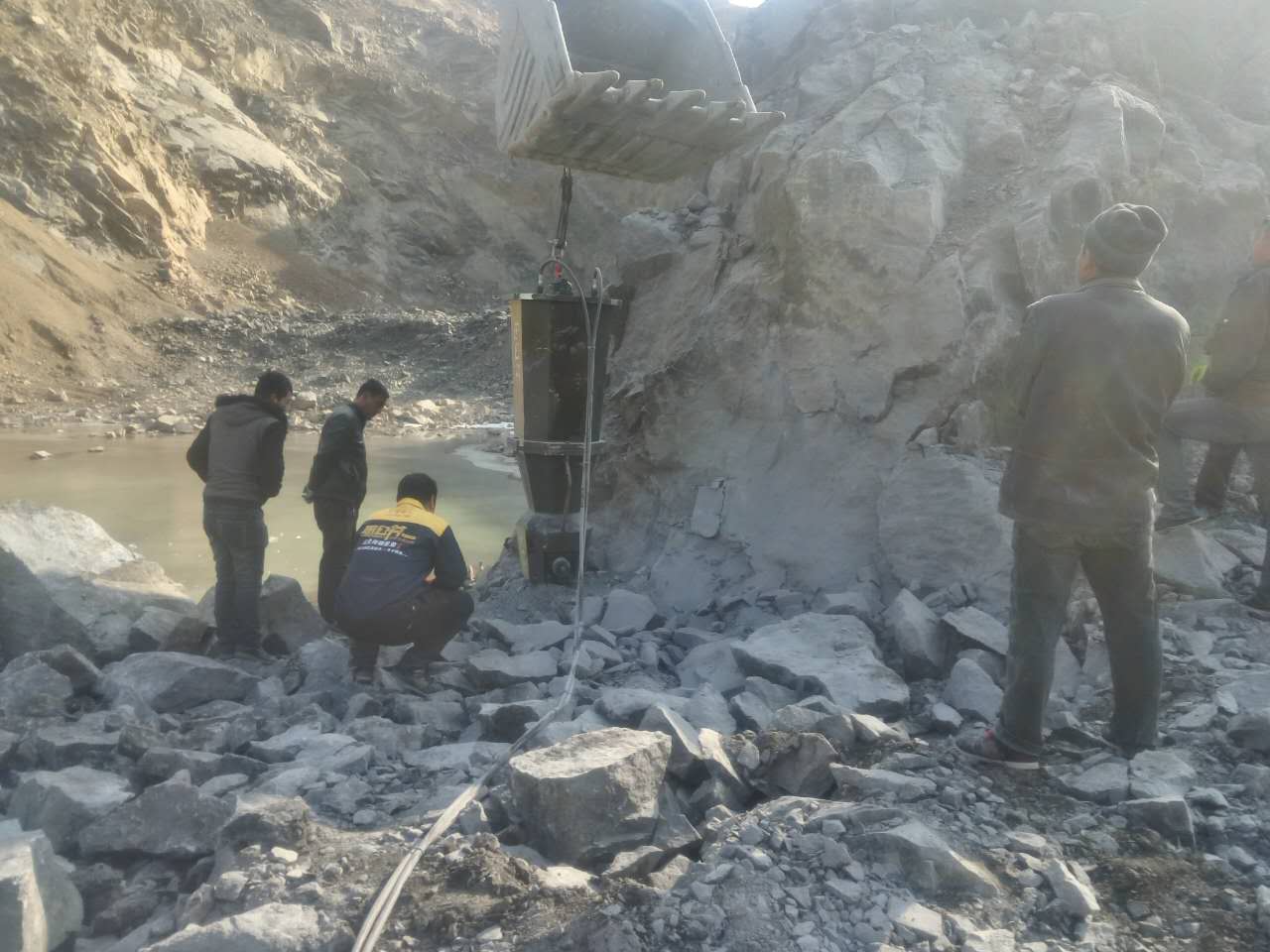 仙桃郭河鎮(zhèn)挖道路河道遇到硬石頭用劈裂機價格報價開石器