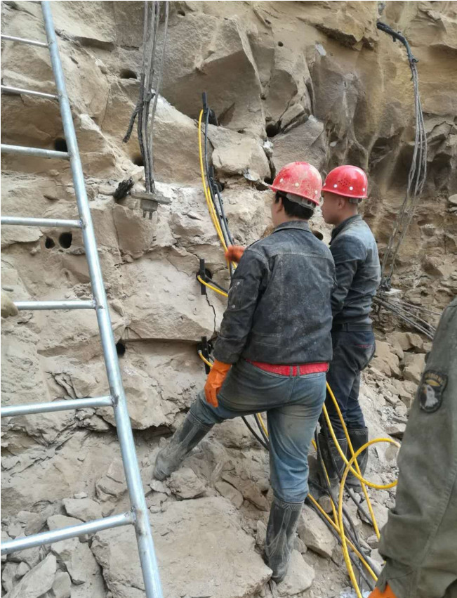 基坑挖石方破石頭機(jī)器生產(chǎn)廠家開石機(jī)