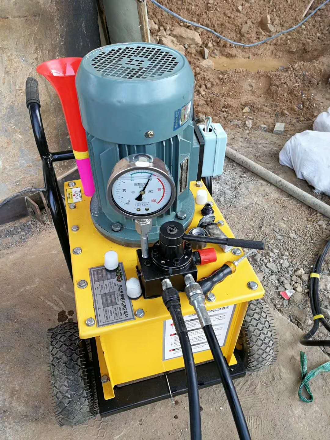 烏蘭察布察右中旗高速公路修建需要破除硬石頭不能放炮價位開山機