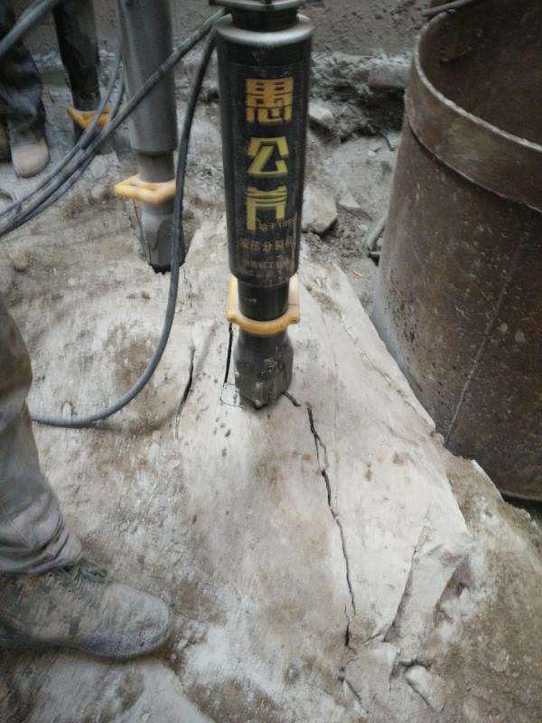 河北保定樓房挖基礎(chǔ)液壓劈石機(jī)行情價(jià)格分裂機(jī)