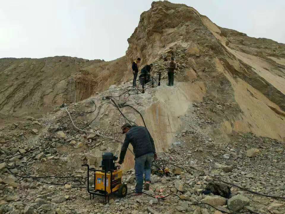 衡水深州市開采銀灰?guī)r劈裂機(jī)當(dāng)?shù)卮砩涕_石器