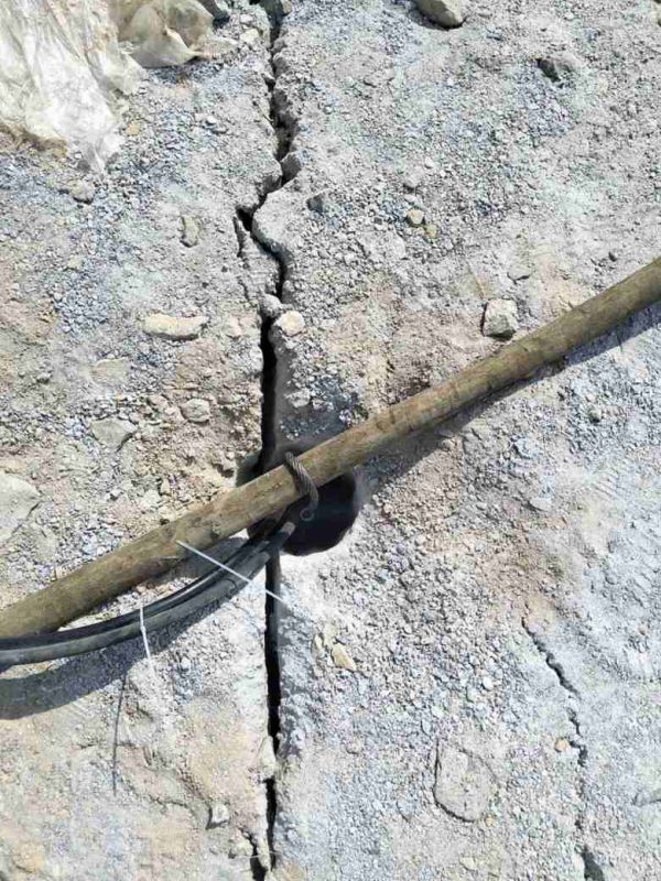 甘南舟曲高速公路修建需要破除硬石頭不能放炮不易損壞破石機(jī)