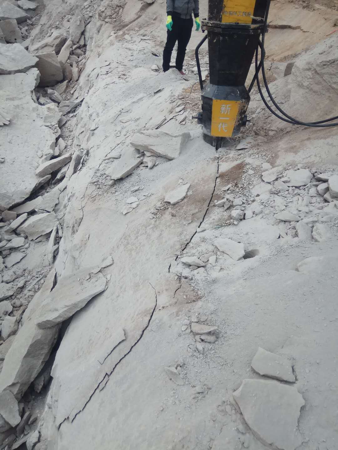 青島嶗山區石灰巖破碎劈裂棒出租租賃裂石器