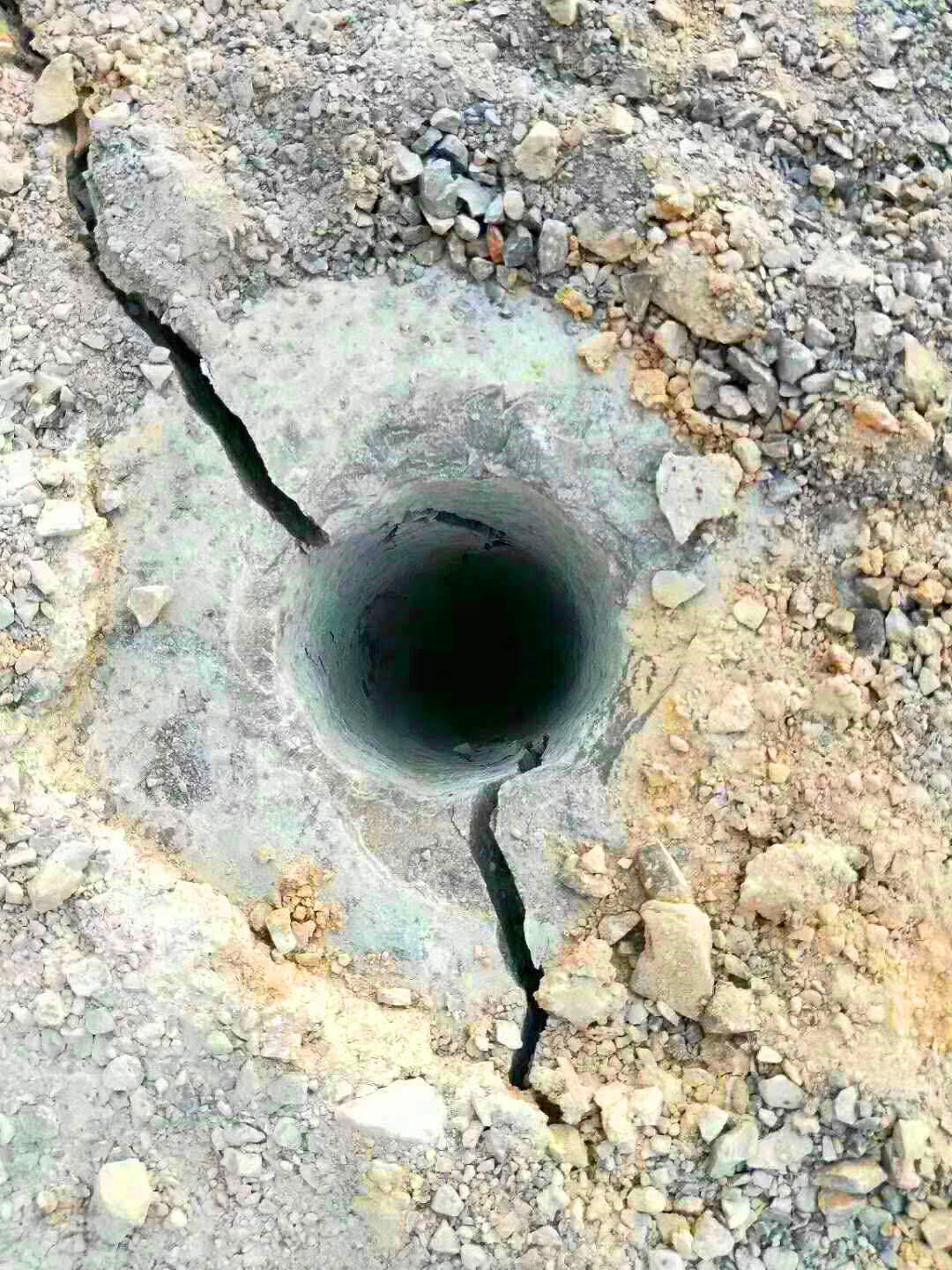 沈陽(yáng)新城子區(qū)礦山開采大型破石頭機(jī)器制造廠家開石機(jī)