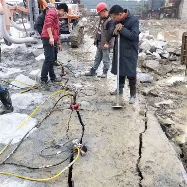 黑河遜克采石場不用炸藥用什么方法開采石頭市場報(bào)價(jià)開石機(jī)
